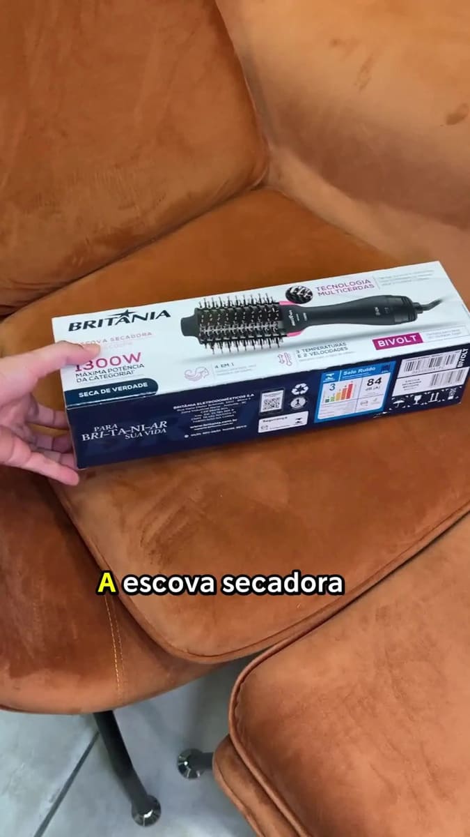 Britânia Escova Secadora Bec02pr 4 em 1 em detalhe mostrando as cerdas